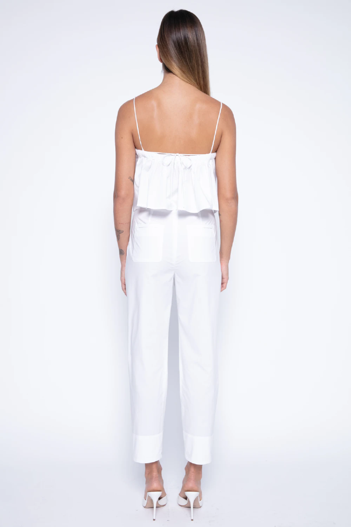 Modelo esta de costas vestindo CALCA ALBA na cor OFF_WHITE e REGATA ALBA LINI Brazil. Modelo veste CALCA ALBA na cor OFF_WHITE e REGATA ALBA LINI . Roupa para Virada do Ano