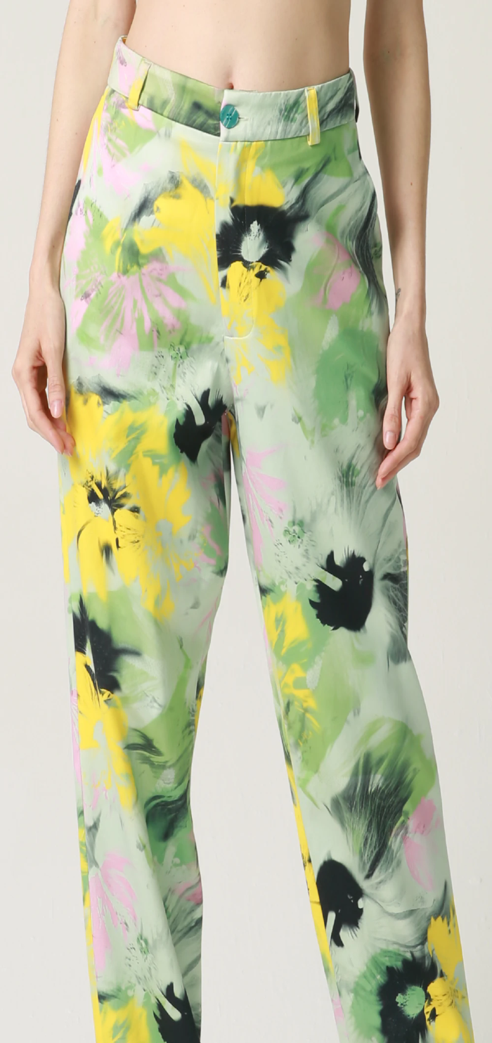 Modelo veste CALÇA ESTAMPADA SUNSET na cor VERDE CLARO e  LINI Brazil.